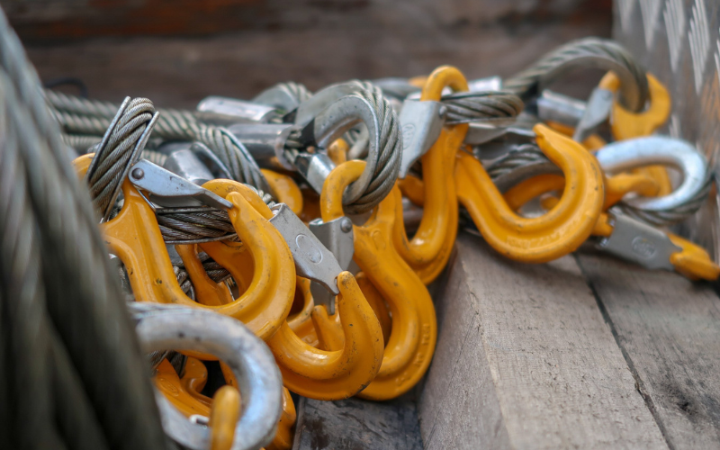 RIGGING EQUIPMENT: TYPES, TOP BRANDS, KEY CONSIDERATIONS & SAFETY COMPLIANCE